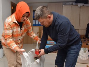 Bozüyük Belediyesi’nden depremzedelere “sosyal market” ve cansuyu desteği