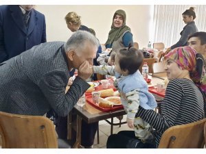 Başkan Büyükkılıç, depremzedeleri ziyaret edip, çocuklarla ilgilendi