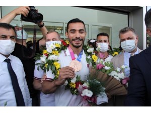 Ferhat Arıcan ile Adem Asil, depremzedeler için bilekliklerini açık artırmaya çıkardı