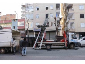 Fırsatçılar deprem dinlemedi eşyalarını kurtarmaya çalışan vatandaşları hedef aldı