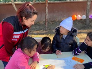 Depremzede çocuklara Muğla’dan giden ekipler psikososyal destek sağlıyor