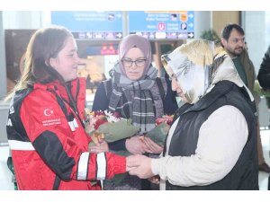 SAK-E havalimanında çiçeklerle karşılandı