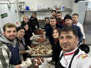 Marmarisli aşçılar kazanları depremzedeler için kaynatıyor