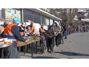 Erzincan Şehit Aileleri Koruma Derneği üyeleri depremzedeleri yalnız bırakmadı