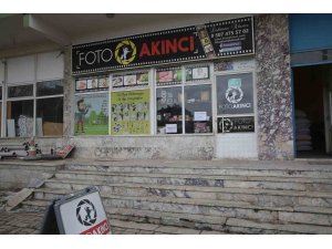 Kimlik çıkarma isteyen afetzedelere bu fotoğrafçı ücretsiz hizmet veriyor