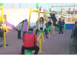 Deprem korkusu yerini çocuk cıvıltısına bıraktı