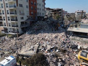 Hatay’da depremin 296. saatinde 3 kişinin kurtarıldığı enkaz dron ile görüntülendi