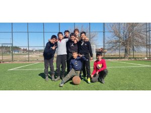 Kahramanmaraş’taki depremzede çocuklar futbol oynayarak moral buluyor