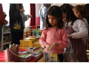 Minik öğrencilerden deprem bölgesindeki arkadaşlarına kırtasiye desteği