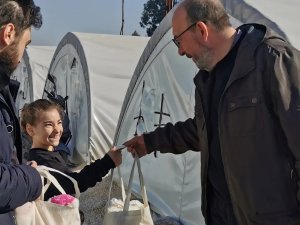 Başkan Mustafa Önsay, depremzede çocuklara oyuncak dağıttı