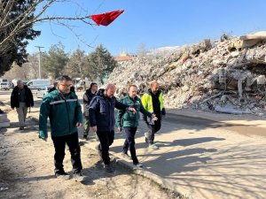 Vali Varol deprem bölgesinde enkaz çalışmalarını sürdürüyor