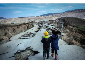 Kahramanmaraş Pazarcık’ta depremde yarılan yol havadan görüntülendi