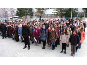 Depremzede öğrenciler yeni sıra arkadaşları ile ders başı yaptı