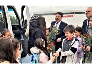 Depremzede sınıf arkadaşlarını karanfillerle karşıladılar