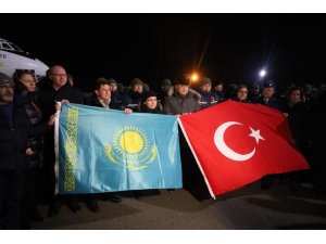 Kazak ekipler, ülkelerinde Türk ve Kazakistan bayrakları ile karşılandı