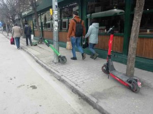 Özensizce park edilen scooterlar kaldırımdan geçenlere engel oluyor