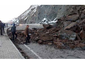 Hakkari-Van karayolunda heyelan