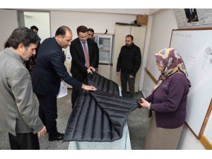 Erzincan Halk Eğitim Merkezi depremzedeler için uyku tulumu dikiyor