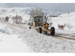 Bayburt’ta kar ve tipiden kapanan köy yolları ulaşıma açıldı