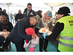 Kayseri Büyükşehir Belediyesi, İlk Konteyner Kentte Sıcak Yemek Dağıtıyor