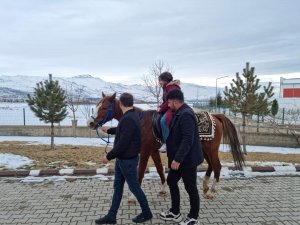 Develi’de depremzede çocuklar at bindi