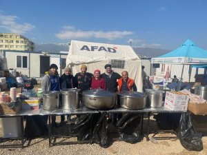 Akademisyenler gönüllü oldu, 13 bin kişiye yemek dağıttı