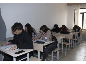 Mersin’de depremzede öğrenciler kurs merkezlerinde sınava hazırlanıyor