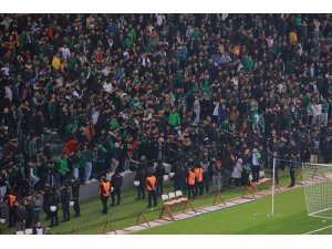 Kocaelispor - Sakaryaspor maçında tribünde gerginlik