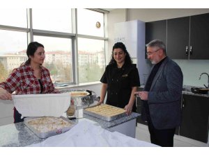 Ünlü şefin depremzedeler için kurduğu lokantaya Çorumlu kadınlardan destek