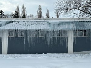 Erzurum’da soğuk hava nedeniyle oluşan buz sarkıtları tehlike arz ediyor