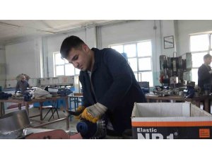 Yalova’da meslek liseli öğrenciler depremzedeler için sac soba üretiyor
