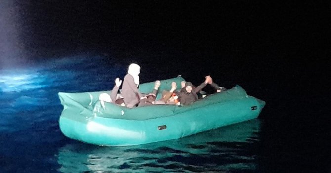 Yunanistan’ın geri ittiği 16 düzensiz göçmen kurtarıldı