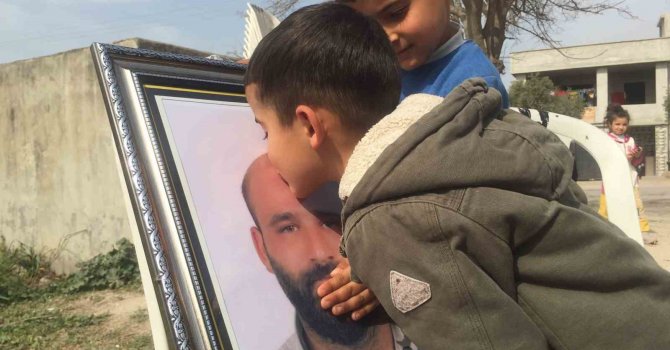 Öldürülen babasının fotoğrafına sarılıp gözyaşlarına boğuldu