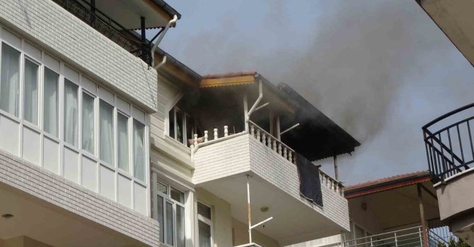 Kriz geçirip evi ateşe verdi, müdahale için gelen ekiplere ecel teri döktürdü