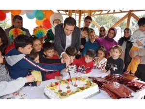 Mersin’de depremzede çocuklara doğum günü sürprizi