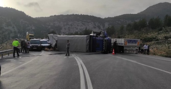 Antalya’da zincirleme trafik kazası: 2 yaralı