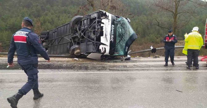 Isparta-Antalya karayolunda yolcu otobüsü devrildi: 8 yaralı