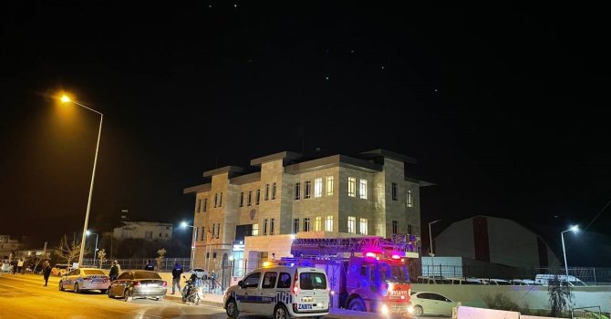 5 katlı binanın çatısına çıkan kişiyi polis ikna etti