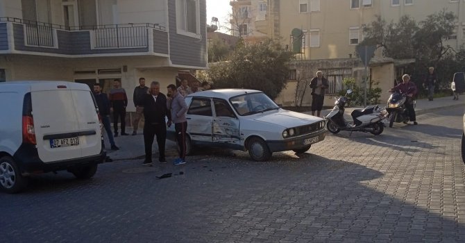 Antalya’da hafif ticari araç ile otomobil çarpıştı: 3 yaralı