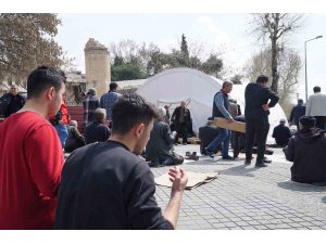 Depremin merkezi Kahramanmaraş’ta Ramazan’ın ilk cuma namazı kılındı