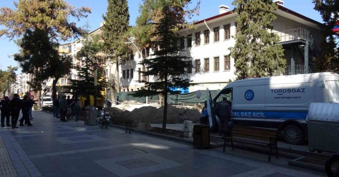 Kepçe doğalgaz borusunu patlattı, cadde üzerindeki işletmeler boşaltıldı