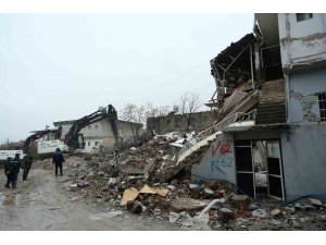 Hatay’da enkaz kaldırma çalışmaları zorlu hava şartlarına rağmen devam ediyor