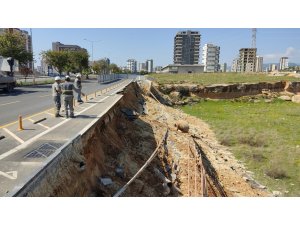 Mersin’de bisiklet yolu çöktü