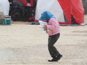 Deprem bölgesi Hatay’da sağanak yağış ve fırtına etkili oluyor