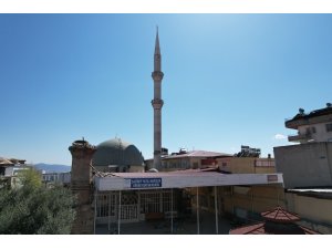 18. yüzyılda yapılan caminin taş minaresi yıkıldı, beton minaresi ayakta kaldı