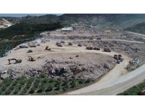 Hatay’da 1 milyon 400 bin ton molozun döküldüğü vadi havadan görüntülendi