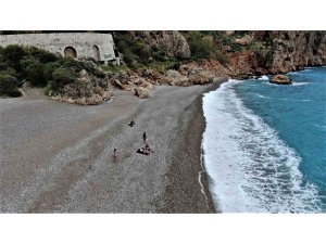 Antalya’da deniz ve hava sıcaklığı eşitlendi, ünlü sahil turkuaza büründü