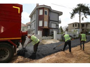 Döşemealtı’nda bozulan yollara müdahale