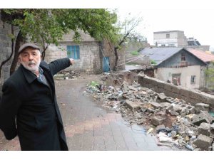 Mahallenin yolundaki çöküntü tedirginlik oluşturdu