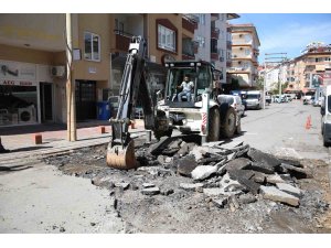 Alanya’da asfalt yenileme çalışmaları sürüyor